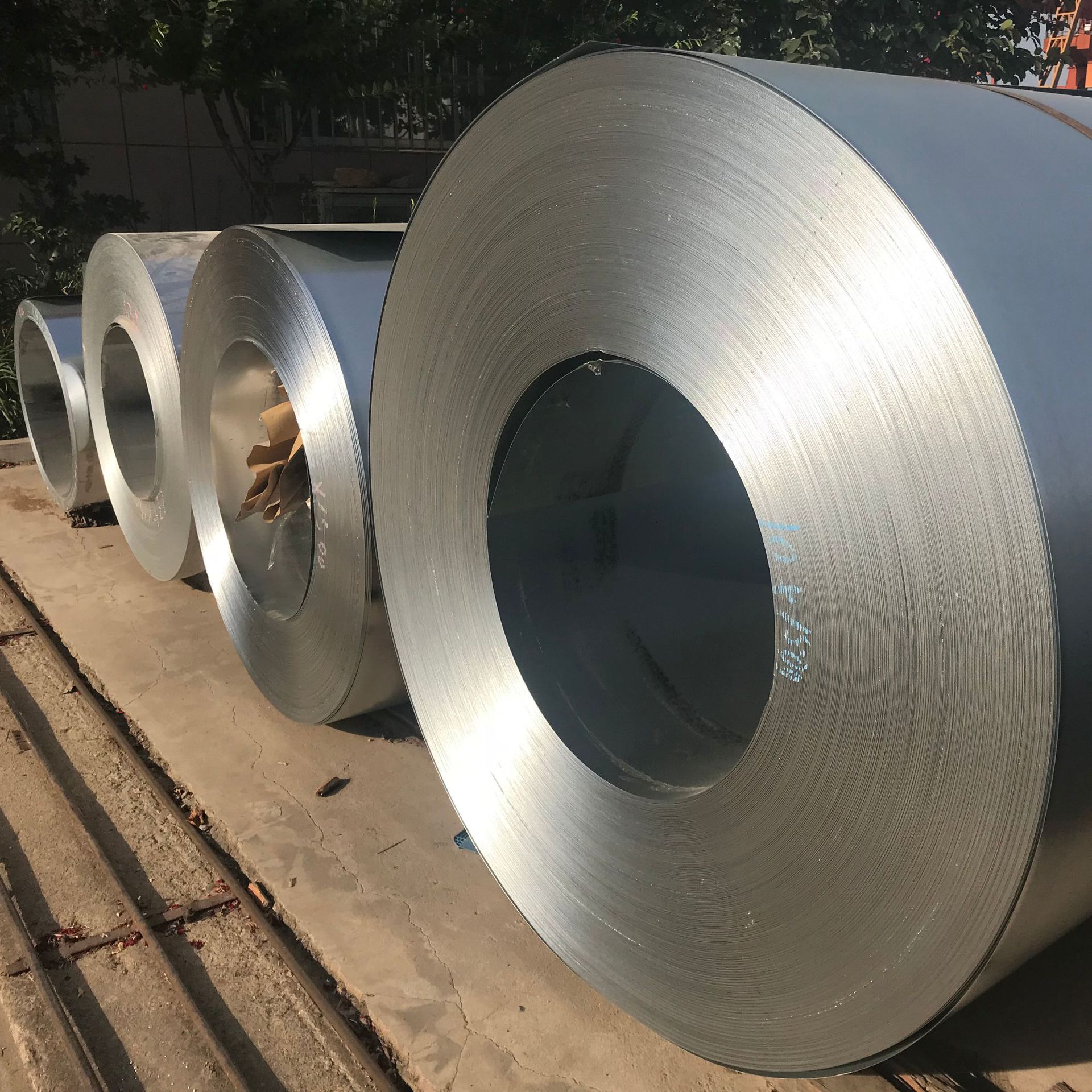 山東泰安鍍鋁鋅板市場探析 以0.8*1250規格與鋅鐵合金、硅鐵粒應用為例